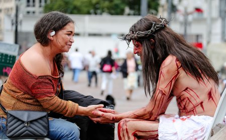 “Se você pudesse estar frente a frente com Jesus, o que falaria?” leva personagem do Drama da Paixão às ruas do Centro de São Paulo