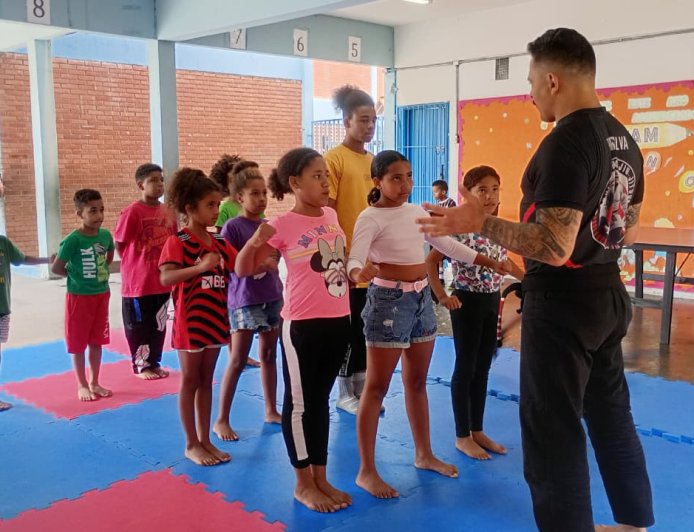 Programa Esporte Presente leva atividades esportivas e recreativas à escola em Francisco Morato