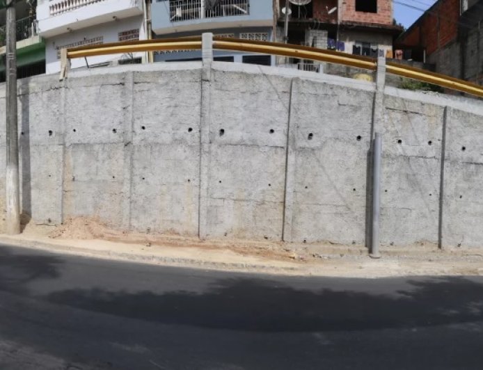 Avanço das obras do muro de contenção melhora segurança na av. Tônico Lenci
