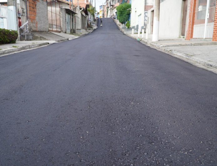 Prefeitura de Caieiras, em parceria com a Sabesp, realiza recapeamento em várias ruas