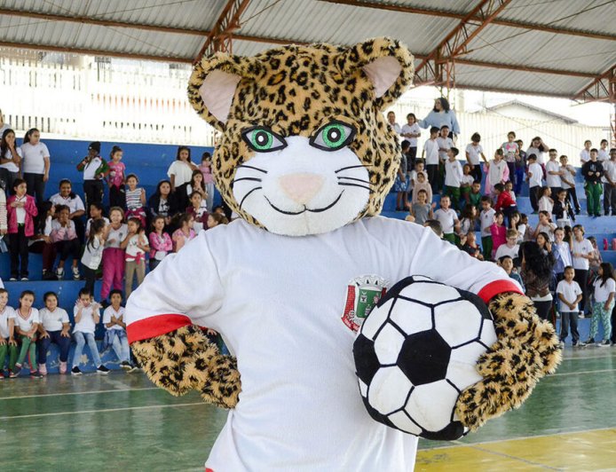 Mascote Babu leva animação às escolas e convida alunos para os Jogos Escolares