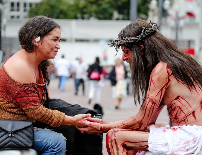 “Se você pudesse estar frente a frente com Jesus, o que falaria?” leva personagem do Drama da Paixão às ruas do Centro de São Paulo