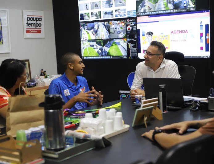 Prefeito Gilmar Lagoinha recebe atleta caieirense que brilha no voleibol nacional e destaca-se como promessa do esporte brasileiro