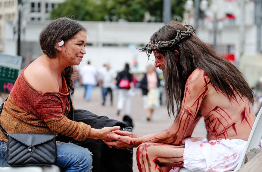 “Se você pudesse estar frente a frente com Jesus, o que falaria?” leva personagem do Drama da Paixão às ruas do Centro de São Paulo
