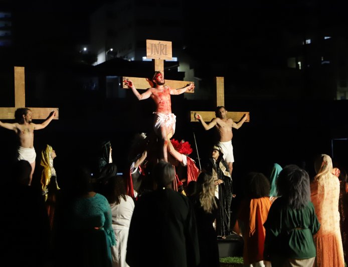 Encenação da Paixão de Cristo emociona público e reforça tradição em Caieiras
