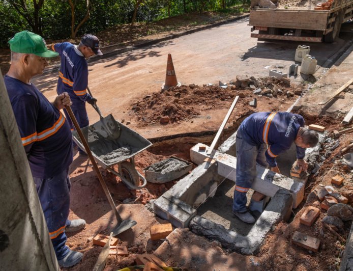 Rua João Canela, no Jardim Brasil, recebe novo sistema de captação de água da chuva para melhorar o escoamento