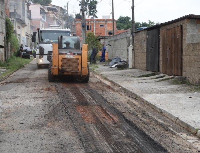 Recapeamento asfáltico da Rua Vicente Lisa tem início e atende demanda histórica na Vila Rosina