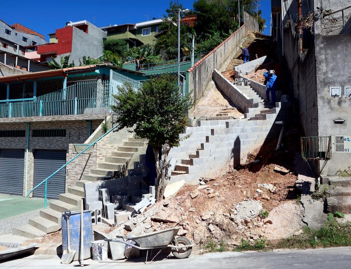 Prefeitura melhora acesso na região da rua José Maria Lira com construção de escadaria