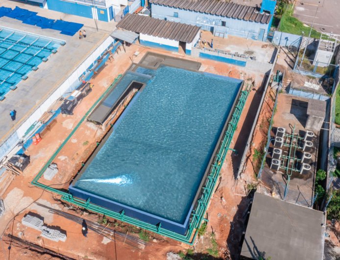 Obra da piscina adaptada do Bolão avança com teste de vedação