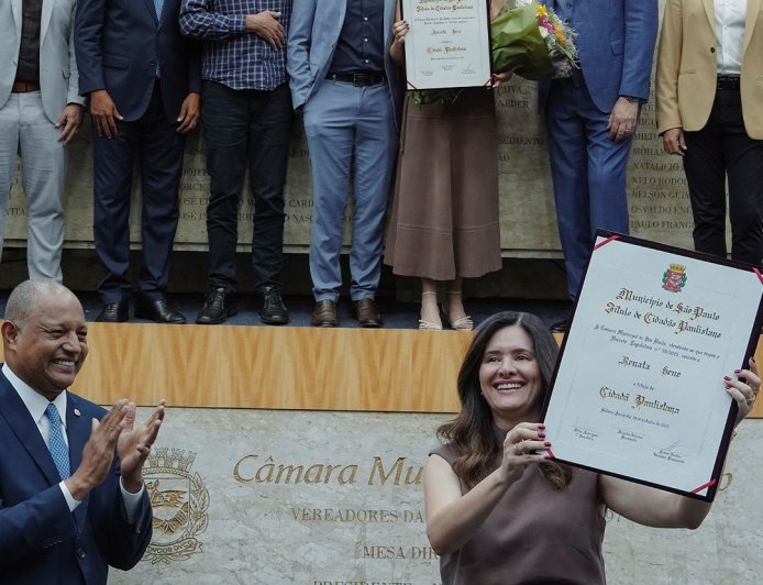 Renata Sene recebe título de Cidadã Paulistana e celebra homenagem
