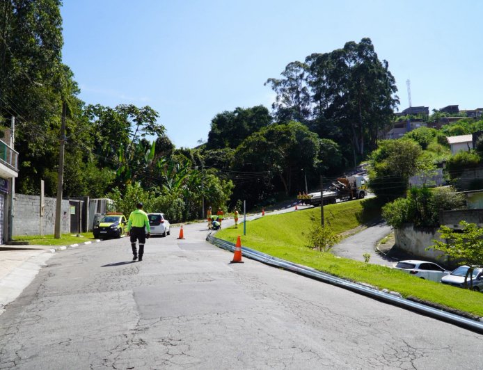 Prefeitura instala defensas metálicas e amplia a segurança viária no Serpa