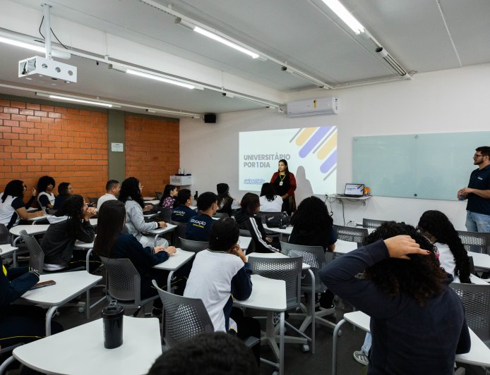 Alunos da rede de Santana de Parnaíba vivenciam um dia como universitários