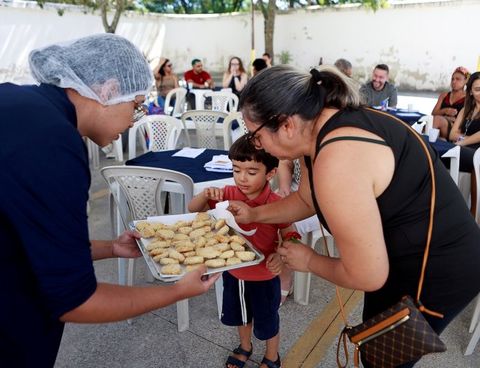 Abril Azul: Oficina de culinária ajuda famílias atípicas de Franco da Rocha a lidar com a seletividade alimentar