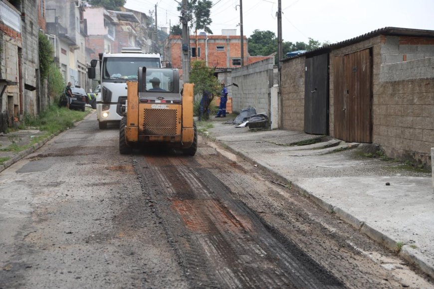 Recapeamento asfáltico da Rua Vicente Lisa tem início e atende demanda histórica na Vila Rosina