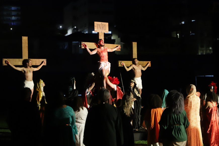 Encenação da Paixão de Cristo emociona público e reforça tradição em Caieiras