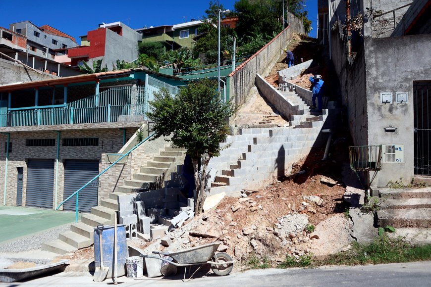 Prefeitura melhora acesso na região da rua José Maria Lira com construção de escadaria