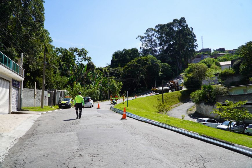 Prefeitura instala defensas metálicas e amplia a segurança viária no Serpa