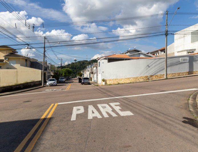 Sinalização reforçada garante mais segurança para motoristas e pedestres no Jardim Marambaia