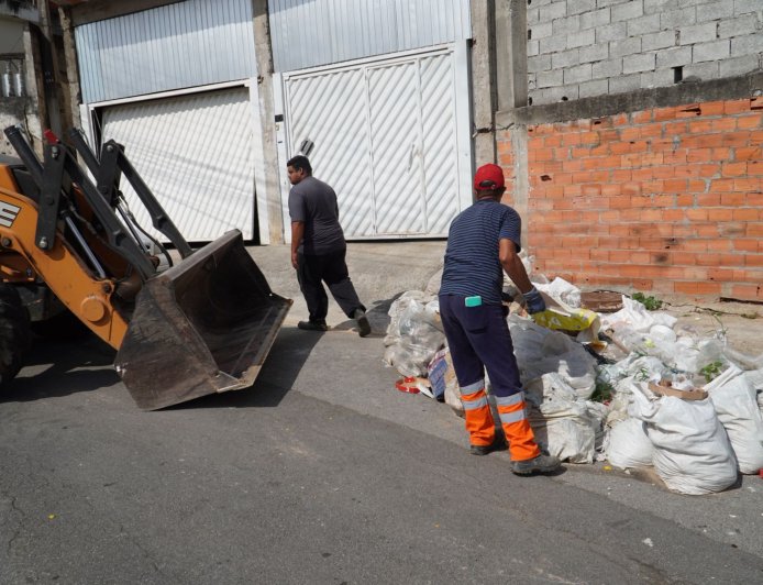 Em Caieiras, Cata-treco percorre os bairros todos os dias para manter a cidade limpa e organizada