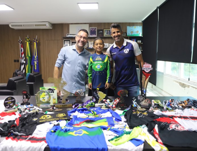 Prefeito Gilmar Lagoinha recebe atleta mirim campeã e celebra conquista