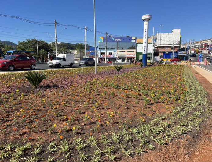 Rotatória do Ginásio do Polvilho recebe novo paisagismo e começa a ganhar nova aparência