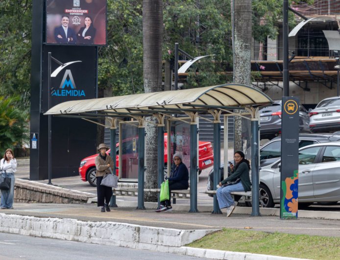 Prefeitura leva melhorias aos abrigos de ônibus e amplia cuidado com usuários do transporte coletivo
