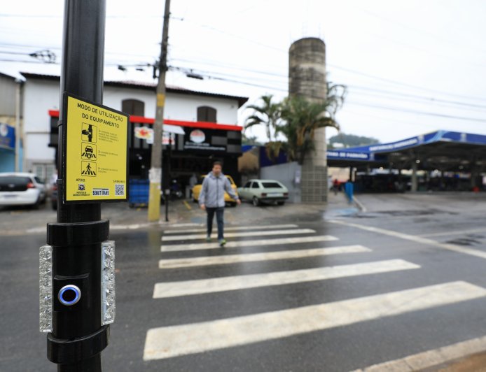 Nova tecnologia em faixas de pedestres reforça segurança no trânsito de Santana de Parnaíba