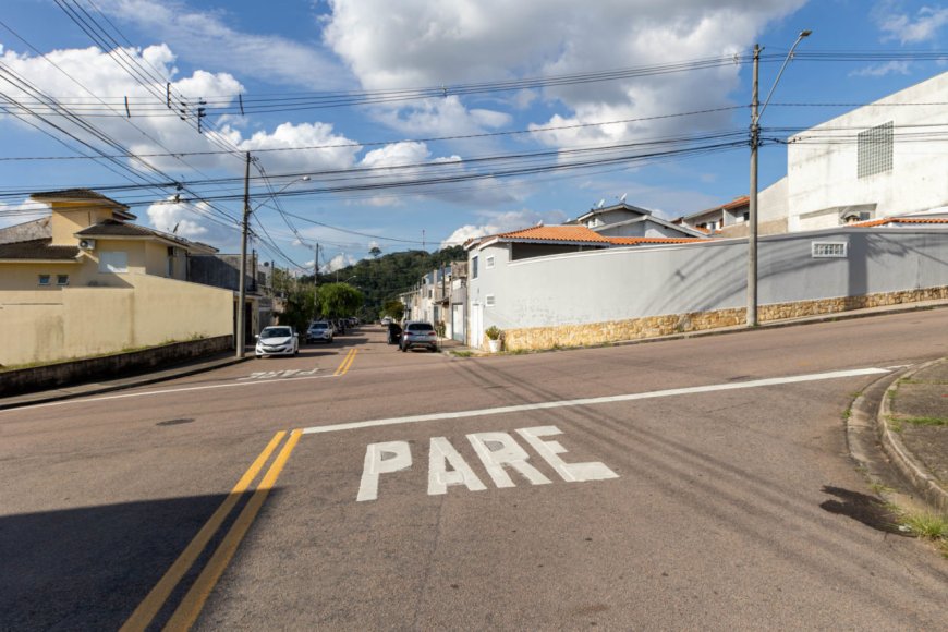 Sinalização reforçada garante mais segurança para motoristas e pedestres no Jardim Marambaia