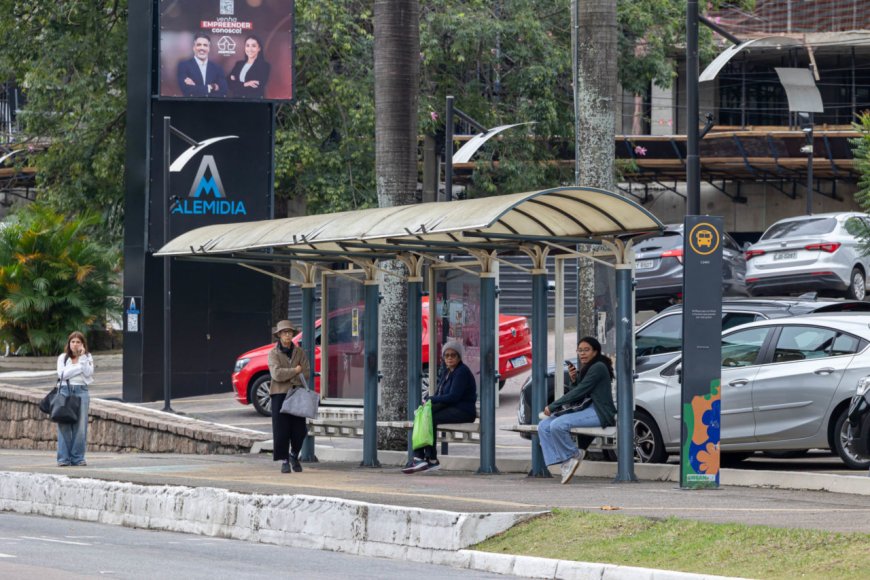 Prefeitura leva melhorias aos abrigos de ônibus e amplia cuidado com usuários do transporte coletivo
