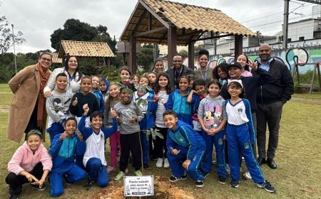 Alunos da EMEF Luiz Zovaro participam de plantio de árvores no Ecoparque de Caieiras