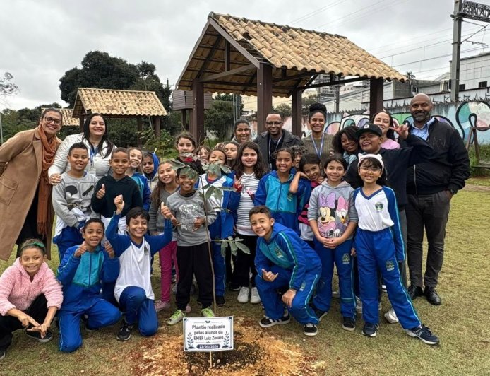 Alunos da EMEF Luiz Zovaro participam de plantio de árvores no Ecoparque de Caieiras