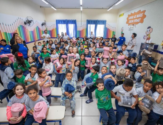 Prefeitura entrega cerca de 300 cobertores a crianças e adolescentes do CCCA