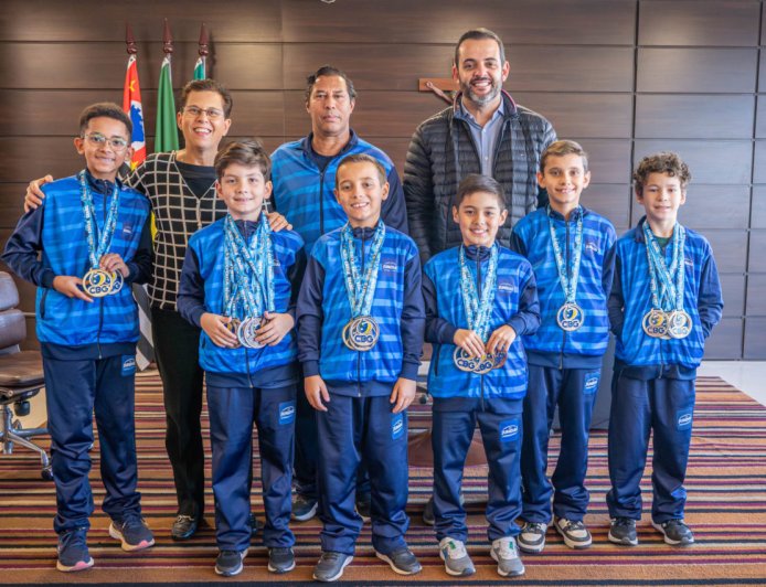 Atletas de ginástica de trampolim do Time Jundiaí recebem homenagem após conquista de nove medalhas no Campeonato Brasileiro