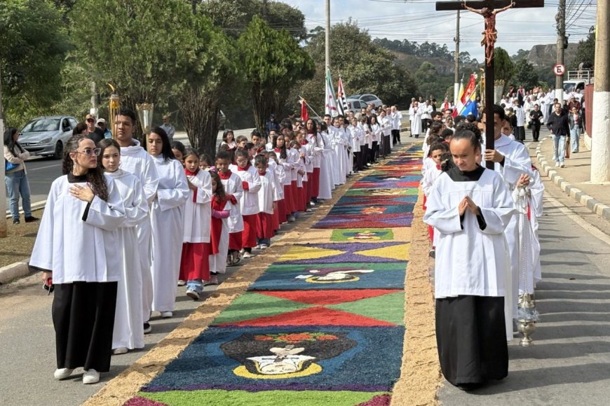 Cajamar celebra Corpus Christi com tapete de mais de 500 metros de extensão