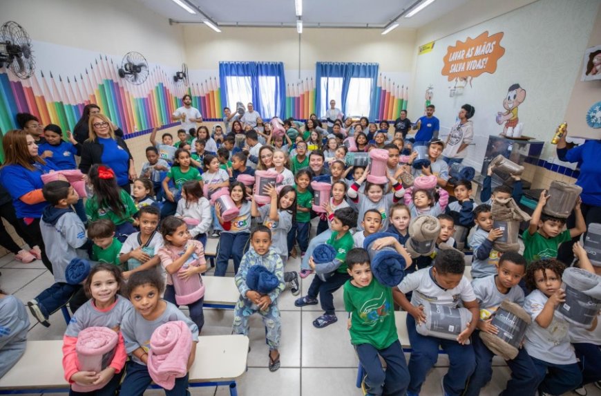 Prefeitura entrega cerca de 300 cobertores a crianças e adolescentes do CCCA