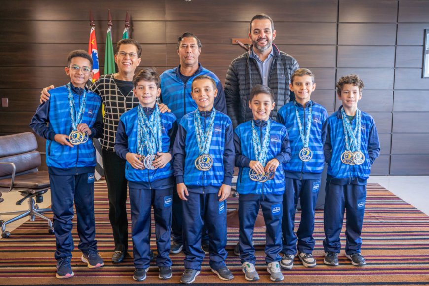 Atletas de ginástica de trampolim do Time Jundiaí recebem homenagem após conquista de nove medalhas no Campeonato Brasileiro