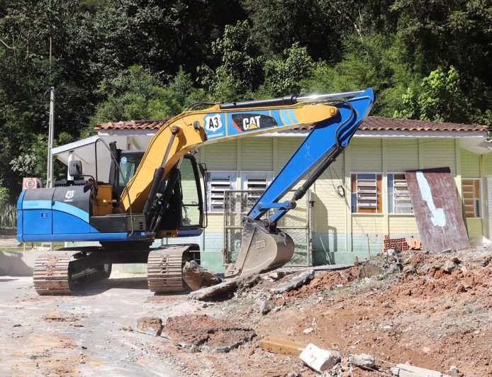 Prevenção e segurança: prefeitura inicia construção de muro reforçado em escola na Calcárea