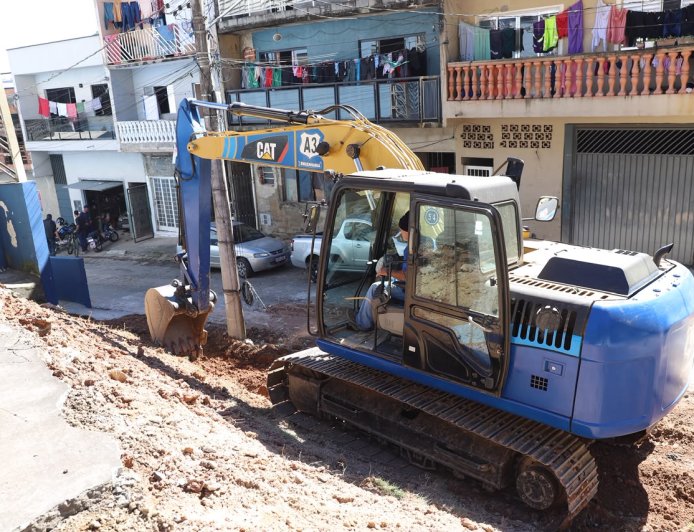 Prevenção e segurança: prefeitura inicia construção de muro reforçado em escola na Calcárea