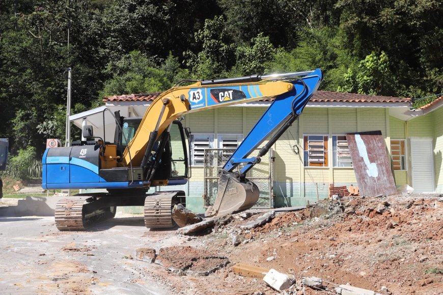 Prevenção e segurança: prefeitura inicia construção de muro reforçado em escola na Calcárea