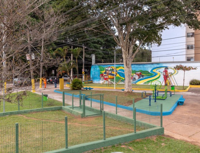 Praça Ayrton Senna, na Vila Guarani, recebe revitalização e homenagem ao tricampeão