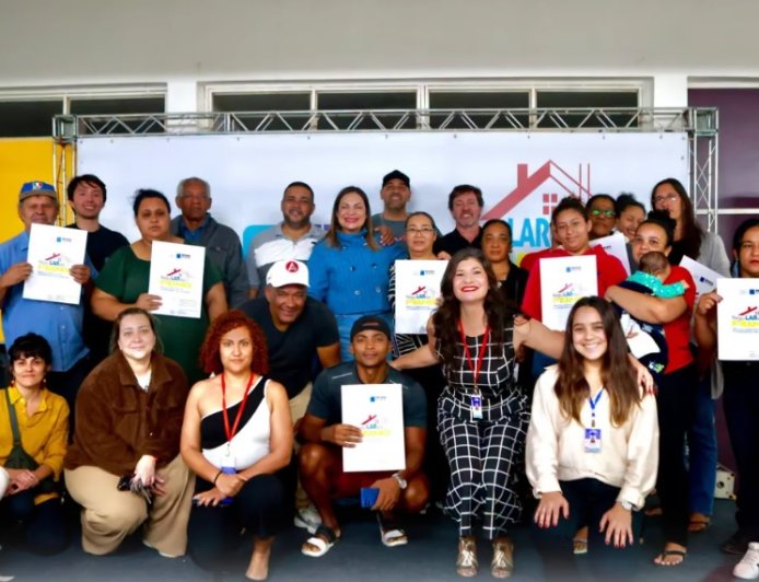 Famílias do Parque Pretória recebem títulos de regularização fundiária
