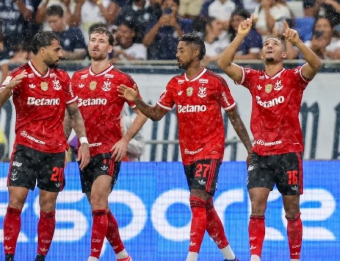 Flamengo assume liderança do Brasileirão
