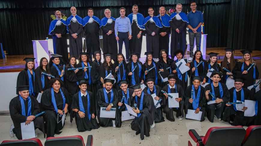 Santana de Parnaíba celebra formatura de 72 alunos da Fatec