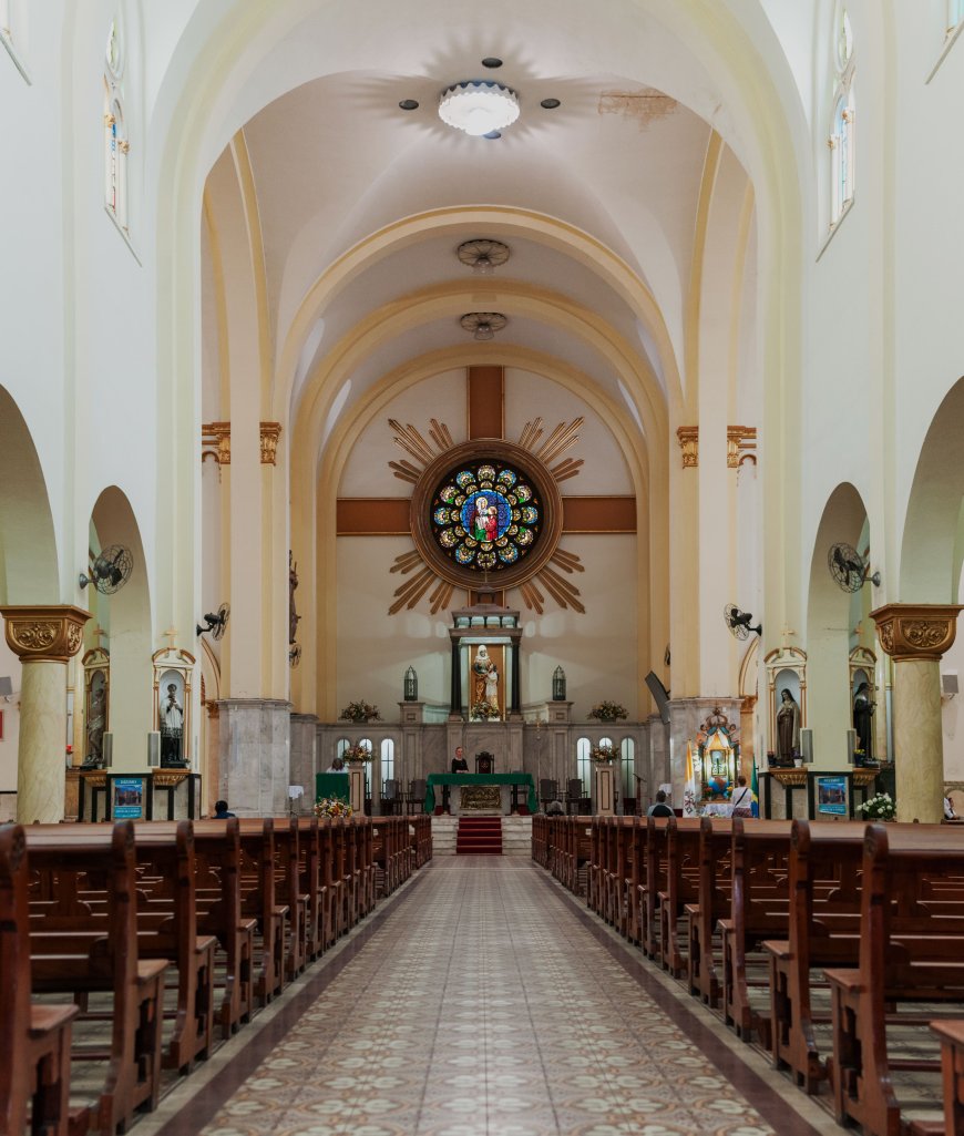Espetáculo de luzes transforma Basílica Sant'Ana em experiência audiovisual em São Paulo