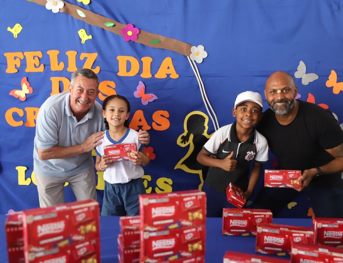 Prefeitura de Caieiras distribui chocolates para alunos da rede municipal em celebração ao Dia das Crianças