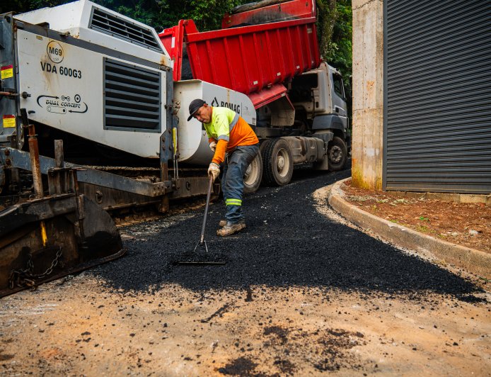 Kauãn acompanha o Asfalta Cajamar no Jurupari, com meta de pavimentar 100% das ruas do bairro e do Bosque do Sol
