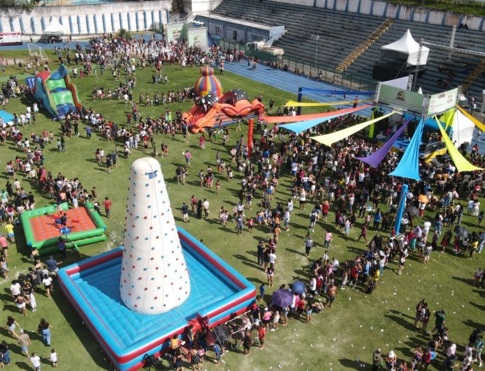O Estádio Municipal Carlos Ferracini vira palco de fantasia em celebração ao Dia das crianças em Caieiras