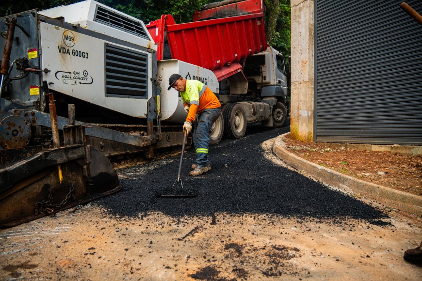 Kauãn acompanha o Asfalta Cajamar no Jurupari, com meta de pavimentar 100% das ruas do bairro e do Bosque do Sol