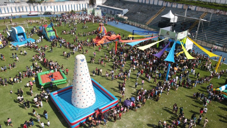 O Estádio Municipal Carlos Ferracini vira palco de fantasia em celebração ao Dia das crianças em Caieiras